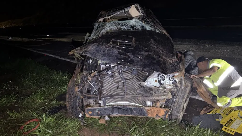 Três pessoas ficam gravemente feridas após capotamento na MG-050 em Carmo do Cajuru