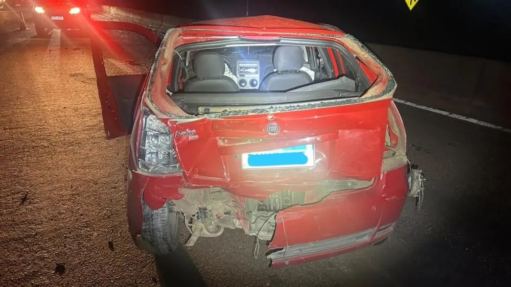 Três pessoas ficam feridas após batida entre carro e ônibus na MG-050, em Itaúna