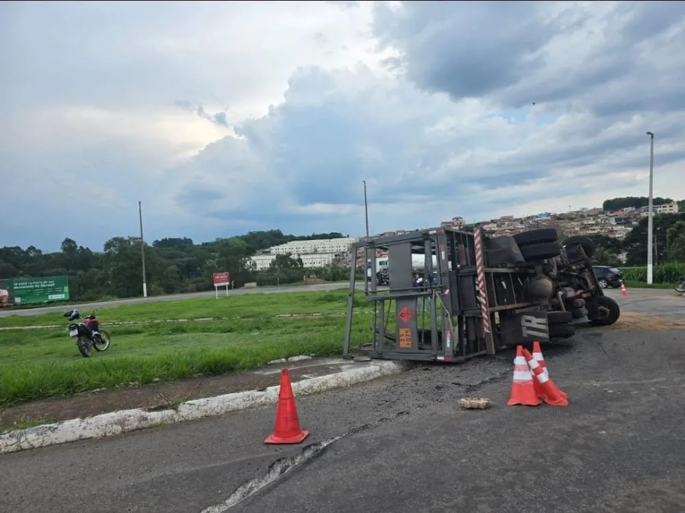 Caminhão carregado de botijões de gás tomba na BR-352, em Pará de Minas