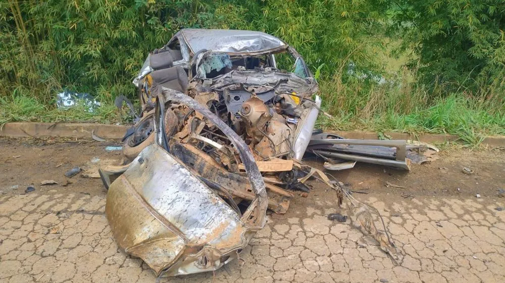 Casal morre após carro bater de frente com caminhão na MG-176, em Luz