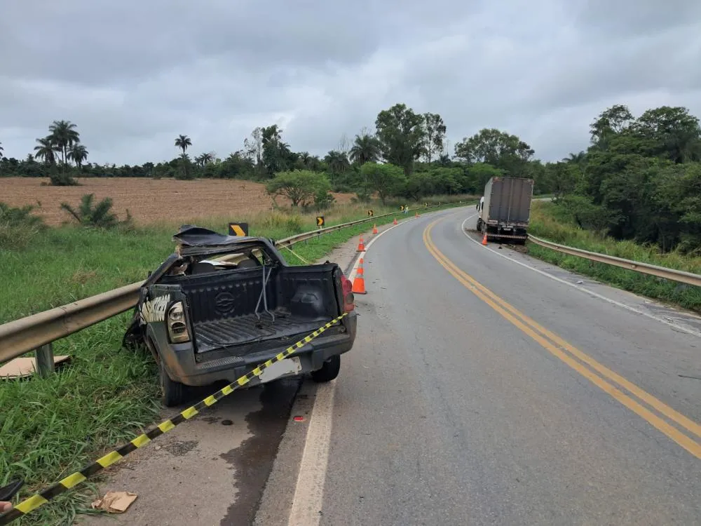 Motorista morre após caminhonete bater de frente com carreta na MG-050, em Formiga