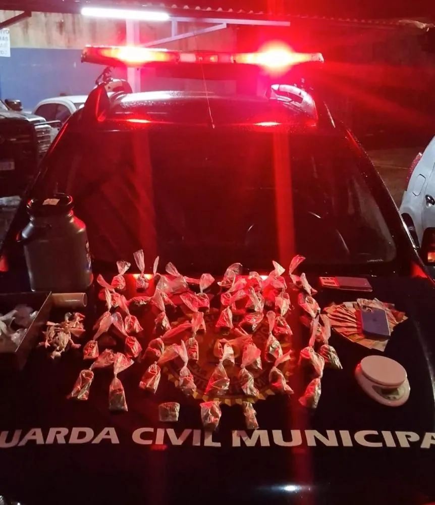  Adolescente é apreendido por suspeita de tráfico de drogas no bairro Maria José do Amaral, em Nova Serrana